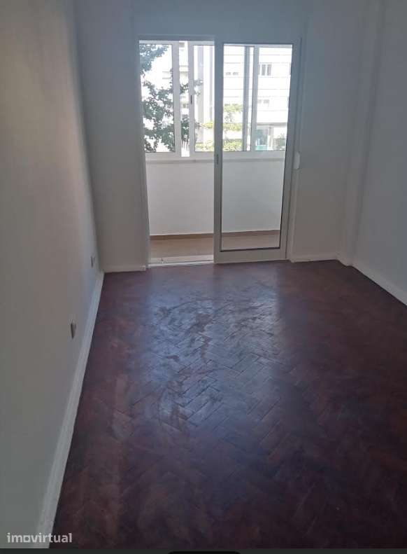 Excelente T1+1 renovado a estrear, c/ terraço junto à Av. Roma/Av. EUA - Grande imagem: 2/16