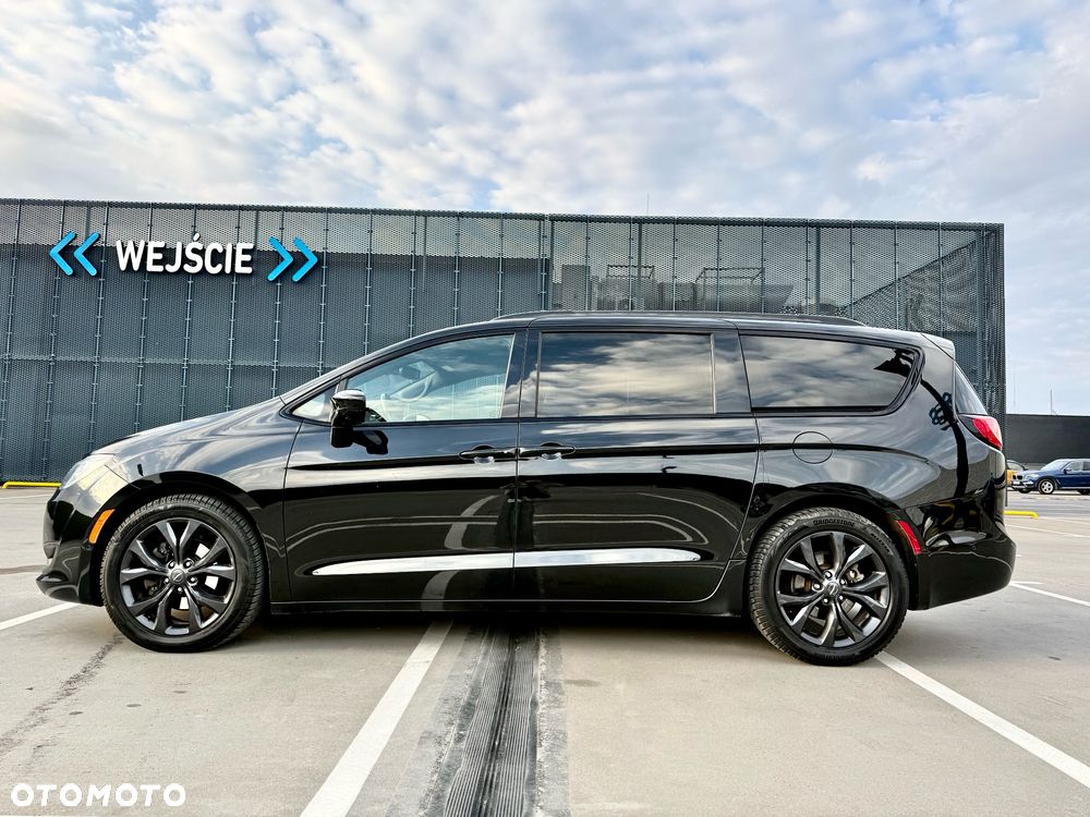 Chrysler Pacifica - 1