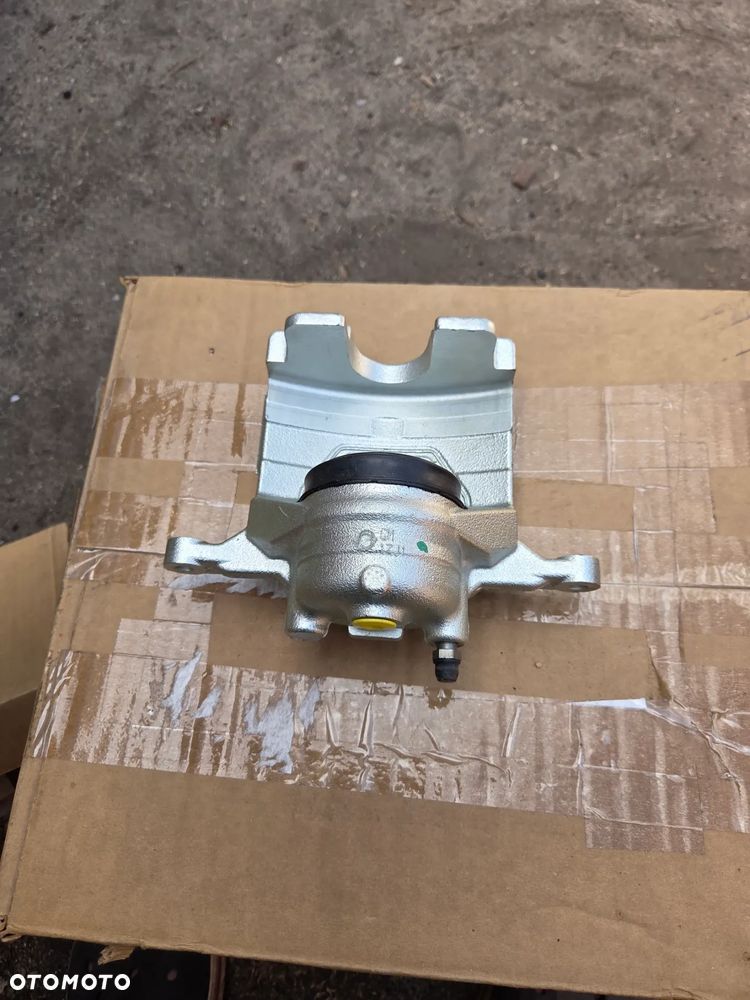 Zacisk hamulcowy lewy przód przedni Opel Astra J Mokka X Zafira C 95522602 1693226880 - 4