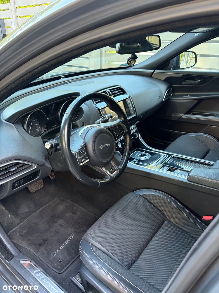 Jaguar XE 2.0 T R-Sport - 14