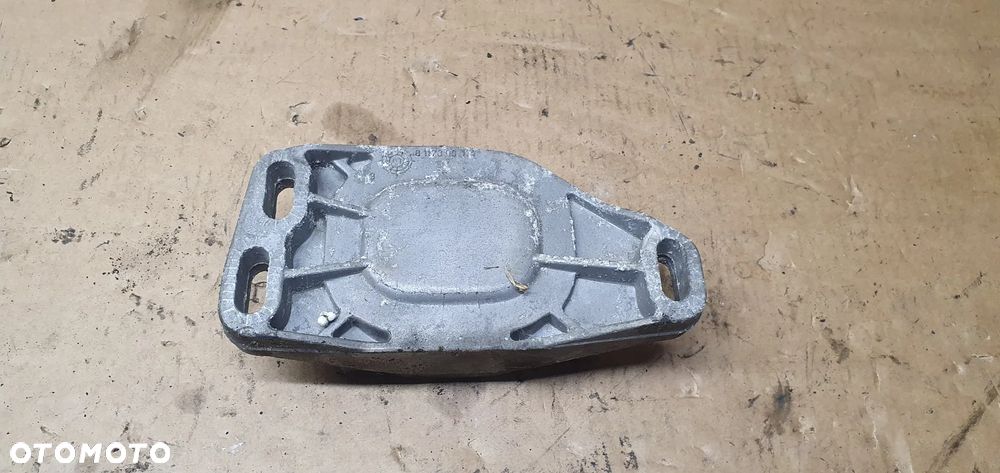 Mocowanie poduszki silnika Skoda Superb I 8D0199335Q - 4