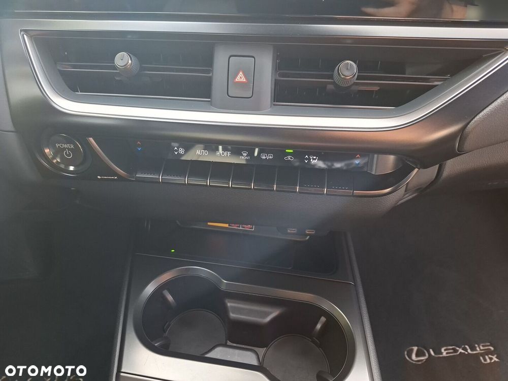 Lexus UX 300h F Sport Design - 30