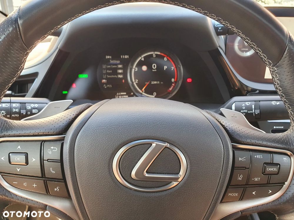 Lexus ES 300h F Sport Edition - 23