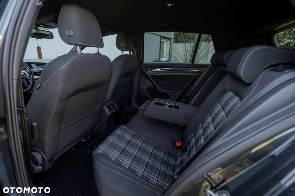 Volkswagen Golf - 31