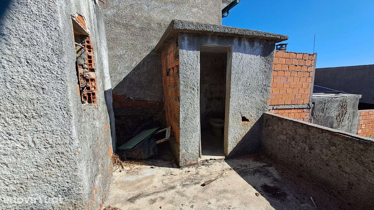 Moradia T2 para Reconstrução no Centro de Almalaguês - Grande imagem: 2/26