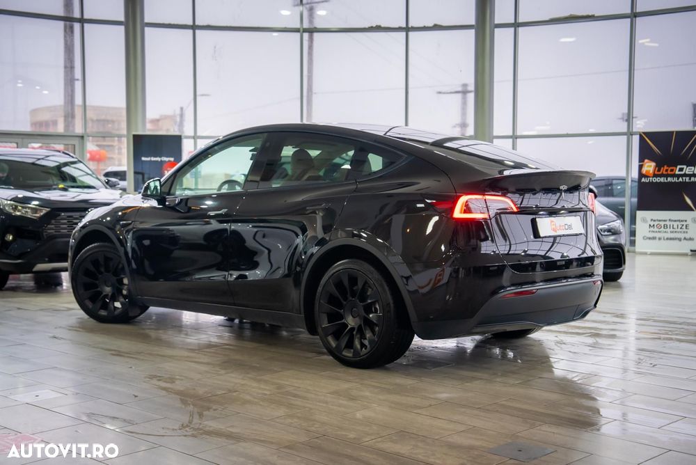 Tesla Model Y - 10