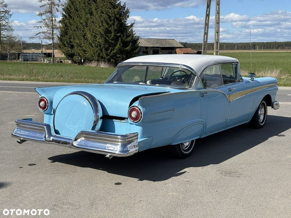Ford Fairlane - 7