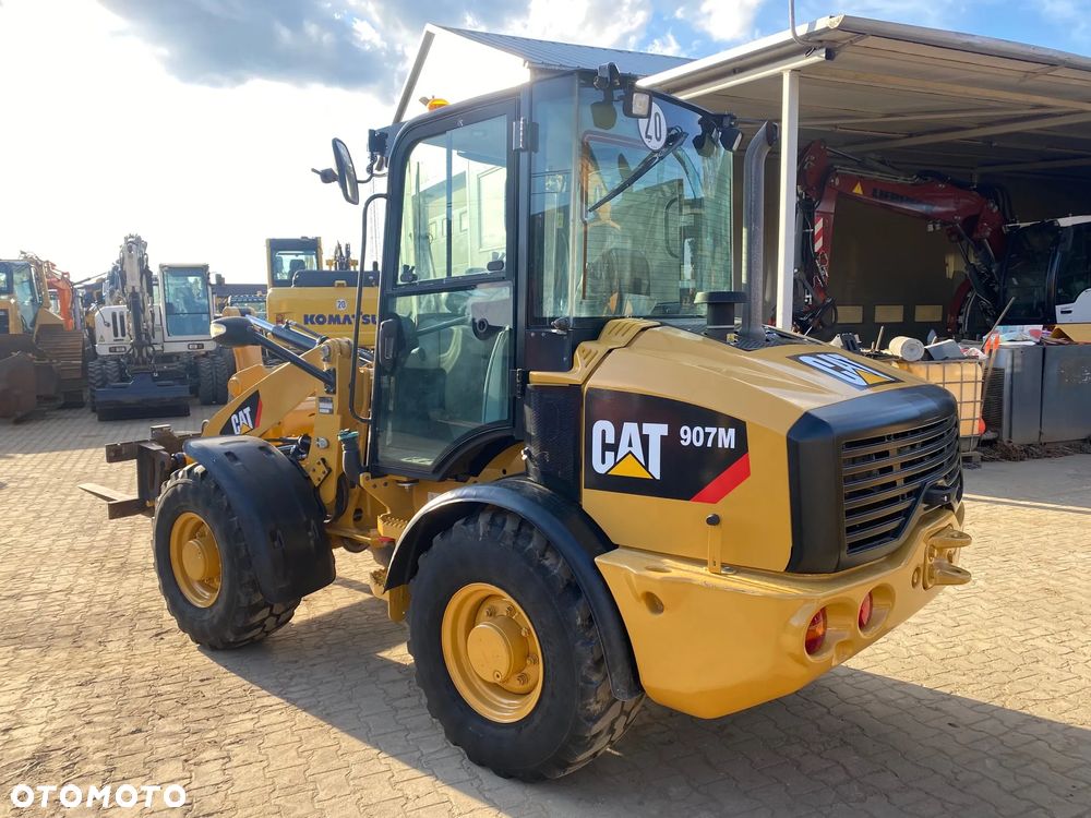Caterpillar CAT 907M, 3400 MTH, 2015 ROK, ŁYŻKA OTWIERANA + WIDŁY, z NIEMIEC, - 6