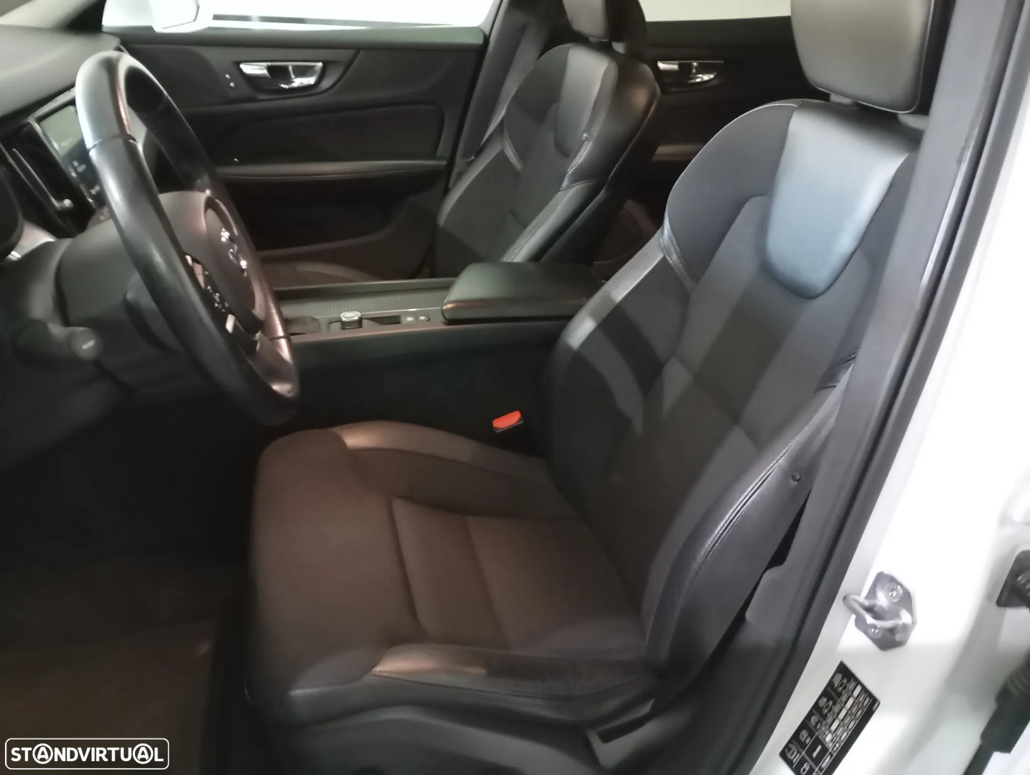 Volvo V60 2.0 D3 Momentum Geartronic - 21