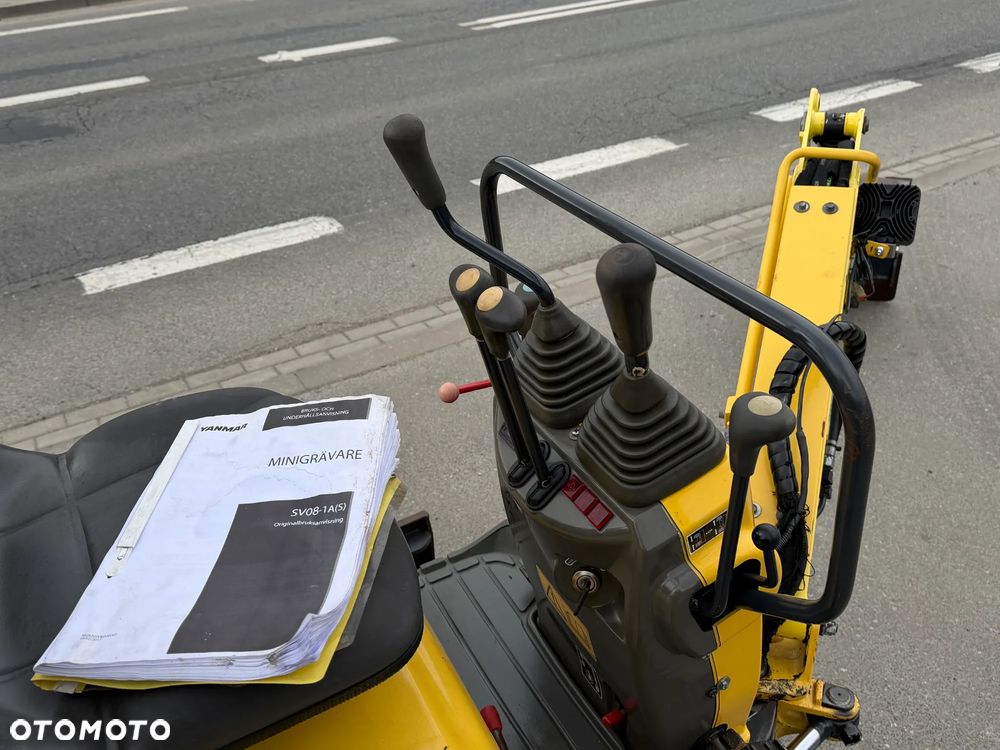 Yanmar SV08-1AS Japońska Minikoparka Koparka 1,1 tony. Maszyna jak Nowa. 2017rok. Pochodzi z Norweskiego Gospodarstwa Ogrodniczego! 2 łyżki. Rozsuwane Podwozie. Dokumentacja. Dodatkowe sekscje Hydrauliczne na młot lub wiertnice. Ani deka luzów czy wycieków. Szybkozłącze. Oryginalne łyżki Steelwrist! Skrętne ramię. OKAZJA Zadbana Maszyna! Bardzo oszczędny silnik Yanmar. Mocne pompy Hydrauliczne!! - 9