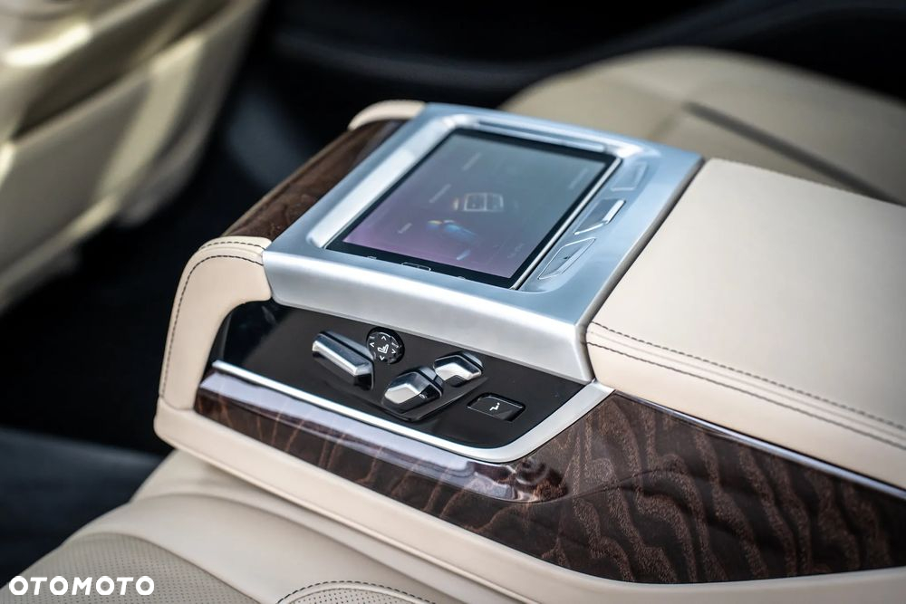BMW Seria 7 M760Li xDrive - 14