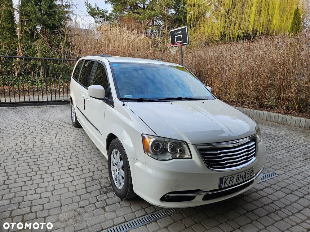 Chrysler Town & Country - 7