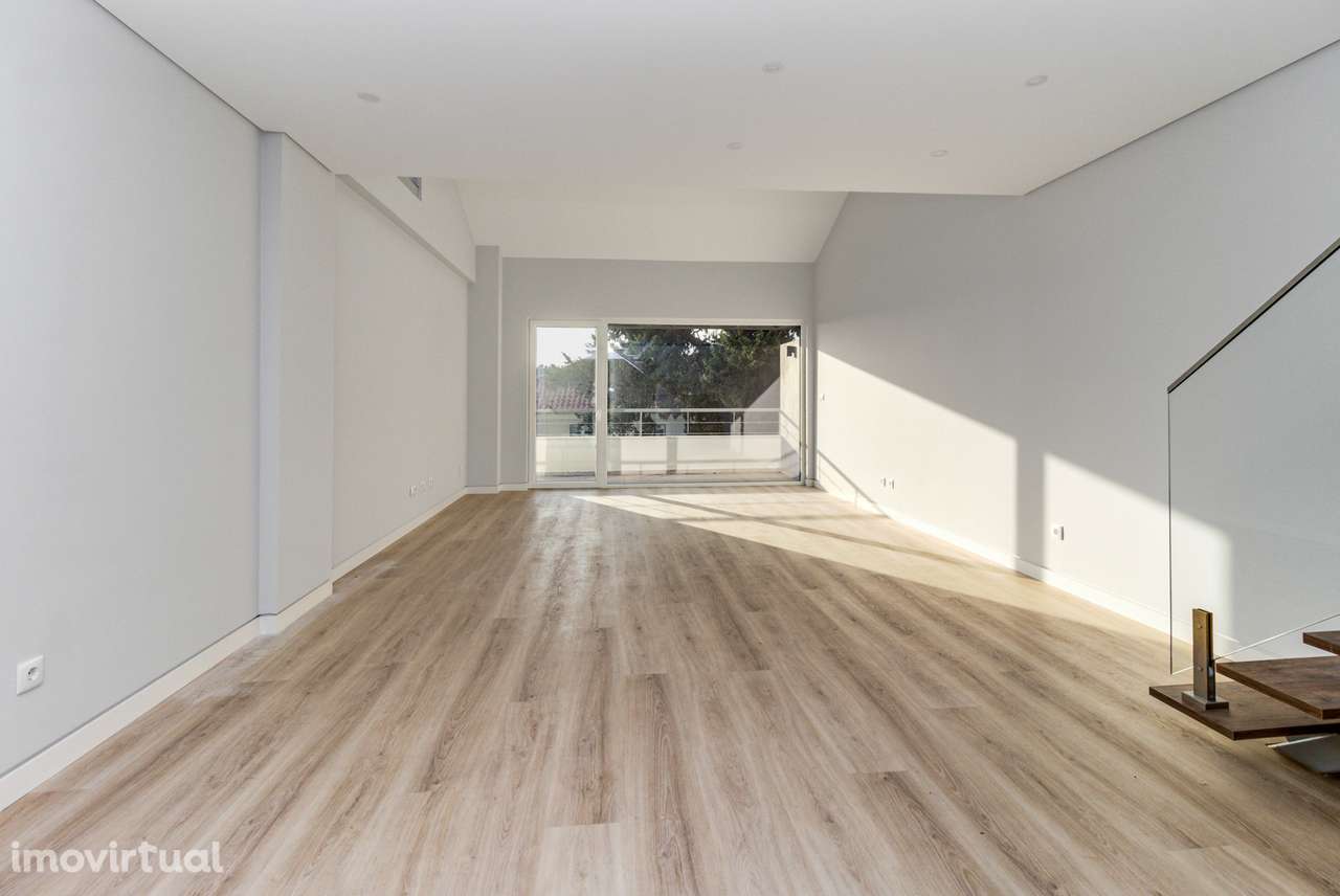 APARTAMENTO T3+1 DUPLEX CENTRO DE CARCAVELOS - Grande imagem: 2/36