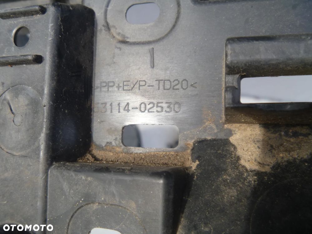 TOYOTA COROLLA E21 HB KOMBI ATRAPA ZDERZAKA PRZEDNIEGO+PODSTAWA - 3