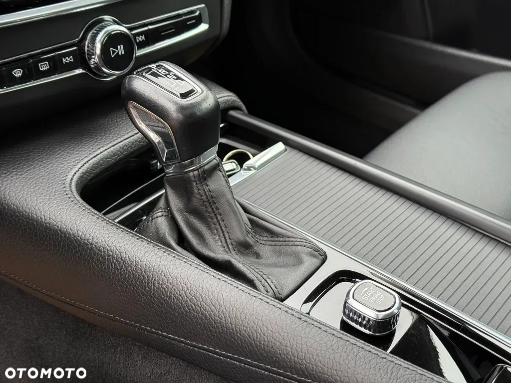Volvo S90 T4 Geartronic Momentum Pro - 29