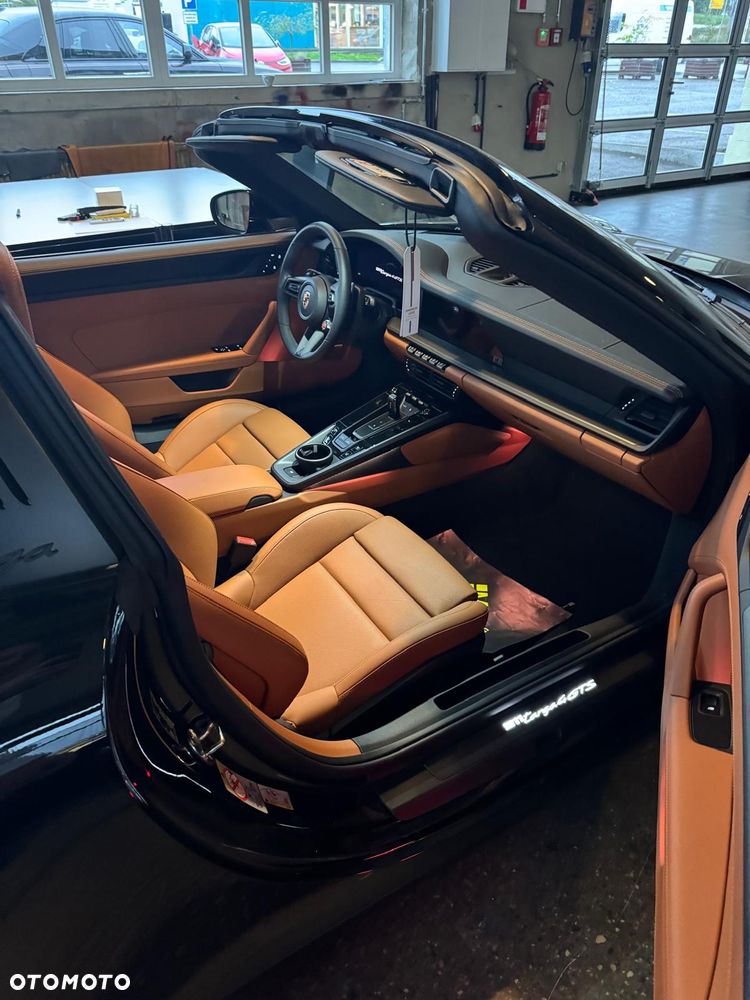 Porsche 911 Targa 4 GTS PDK - 13