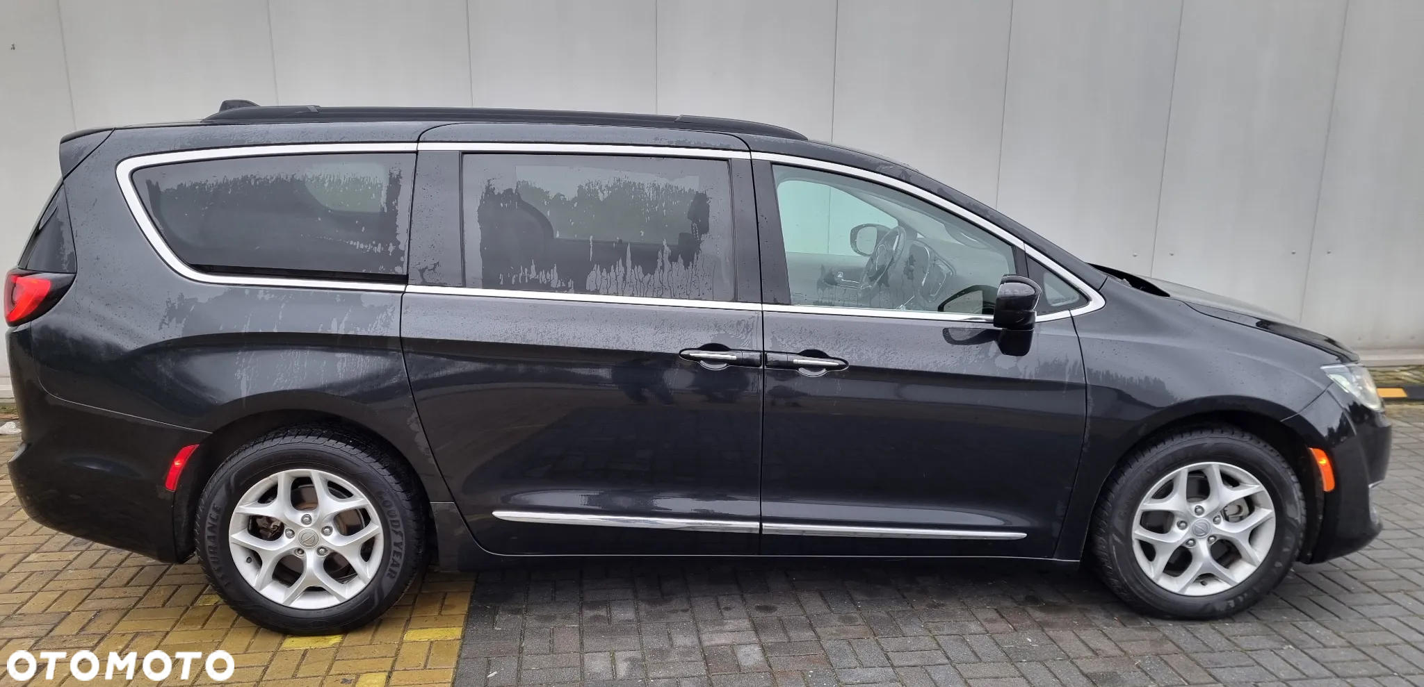 Chrysler Pacifica - 12
