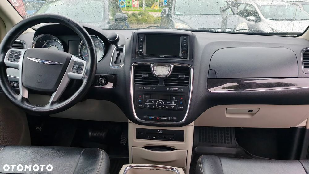Chrysler Town & Country 3.6 Limited - 38