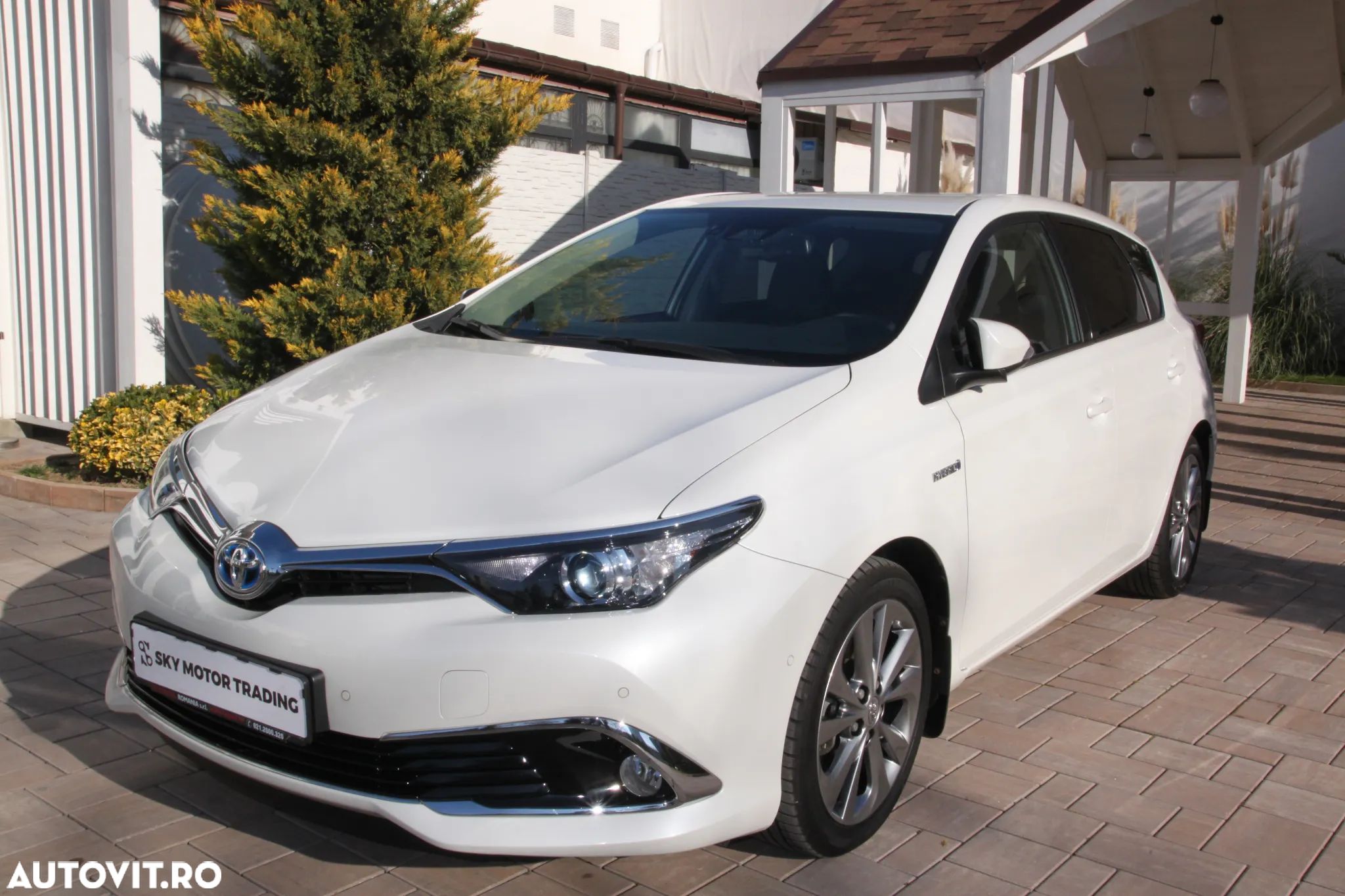 Toyota Auris 1.8 L VVT-i HSD Sol + - 1