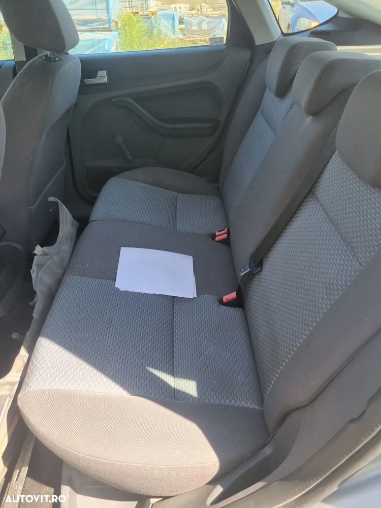 Ford Focus 1.4i Trend - 19