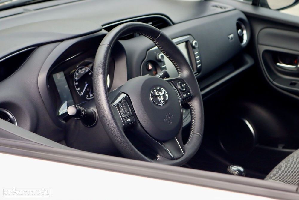 Toyota Yaris 1.5 HSD 20 Anos - 12
