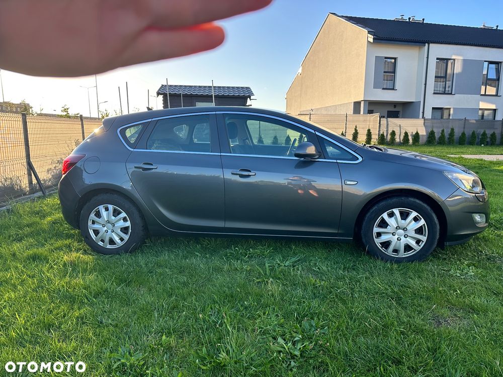 Opel Astra 2010 photo 5