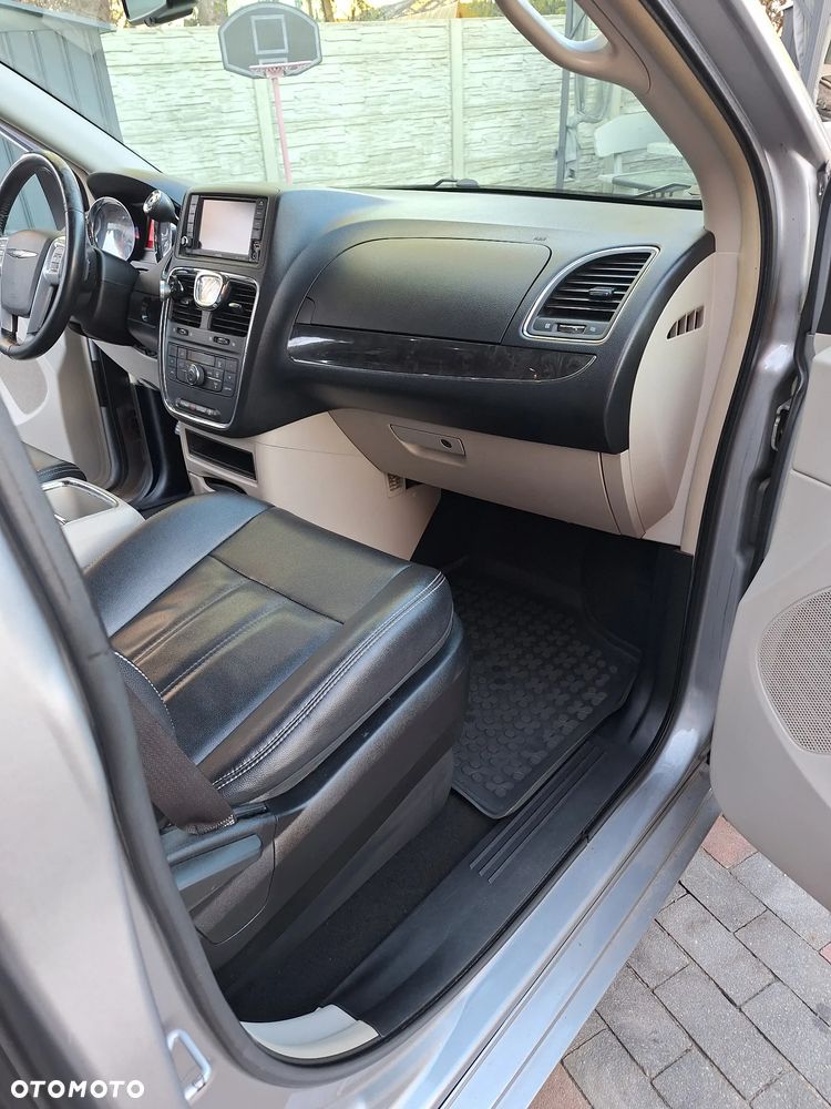 Chrysler Town & Country - 10