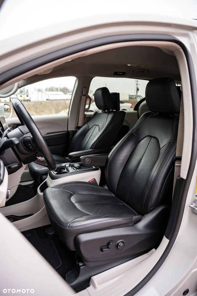 Chrysler Pacifica - 12