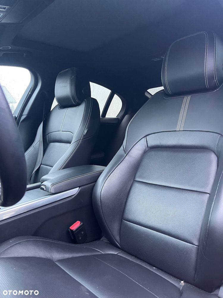 Jaguar XE ver-2-0-d180-awd-r--dynamic-hse - 2