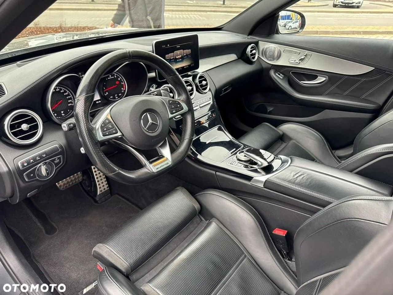 Mercedes-Benz Klasa C AMG 63 T AMG Speedshift 7G-MCT - 24