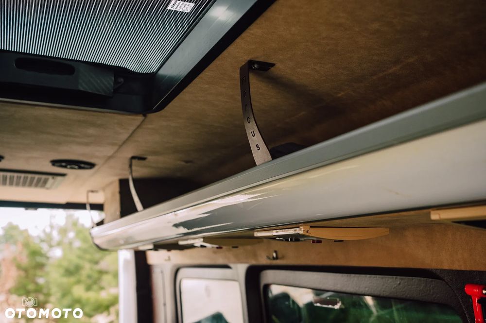 Mercedes-Benz 519 - 12