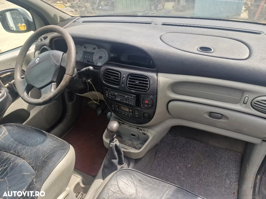 Dezmembrez Renault Megane Scenic RX4 2000 benzina 102KW an 2001 - 2