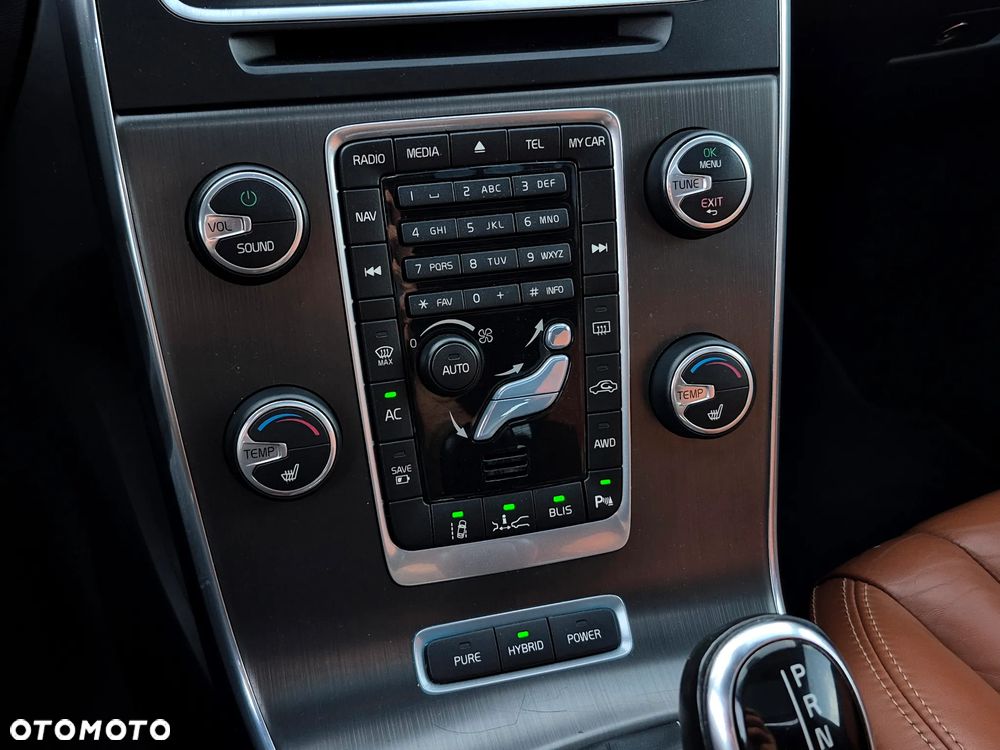 Volvo V60 D6 AWD Plug-in Hybrid R-Design Momentum - 17