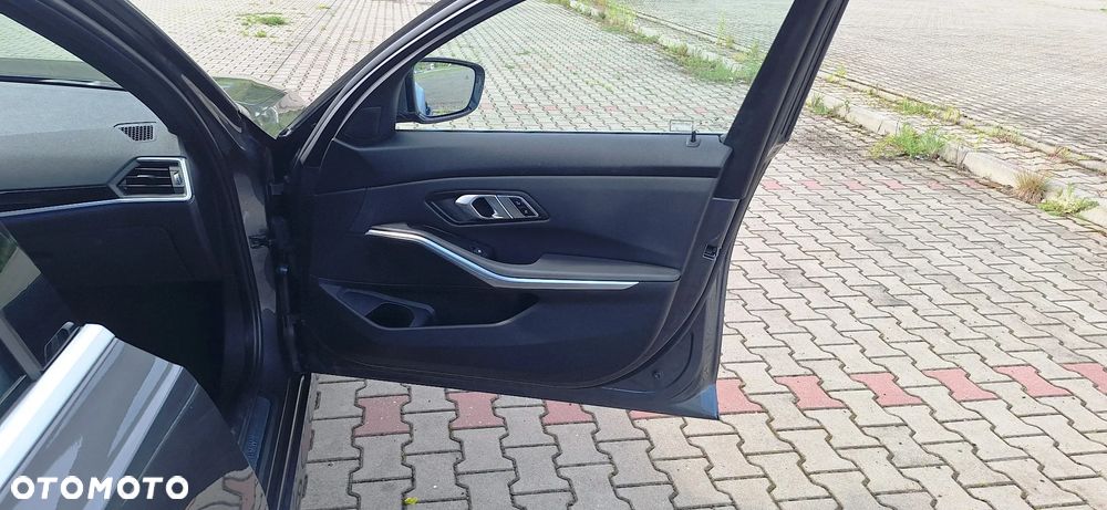 BMW Seria 3 330i xDrive Sport - 14