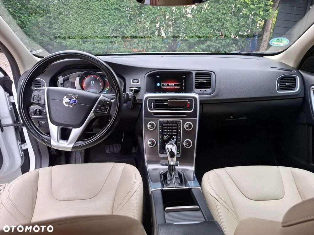 Volvo V60 D6 AWD Plug-in Hybrid Momentum - 8