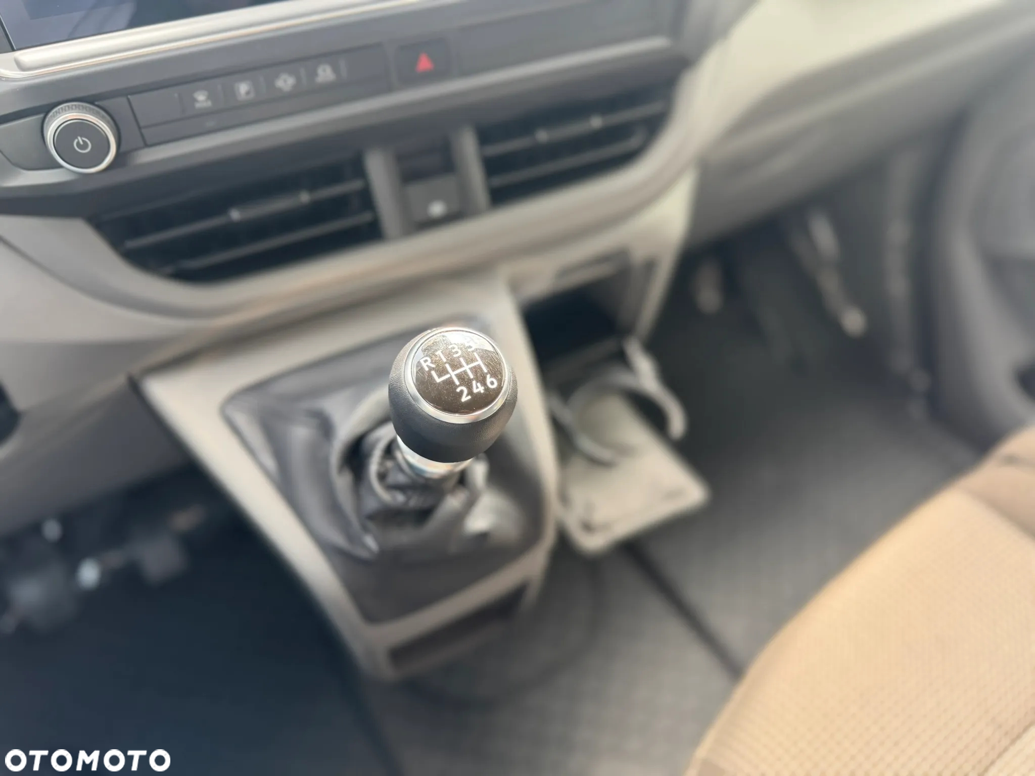 Volkswagen Caravelle - 17