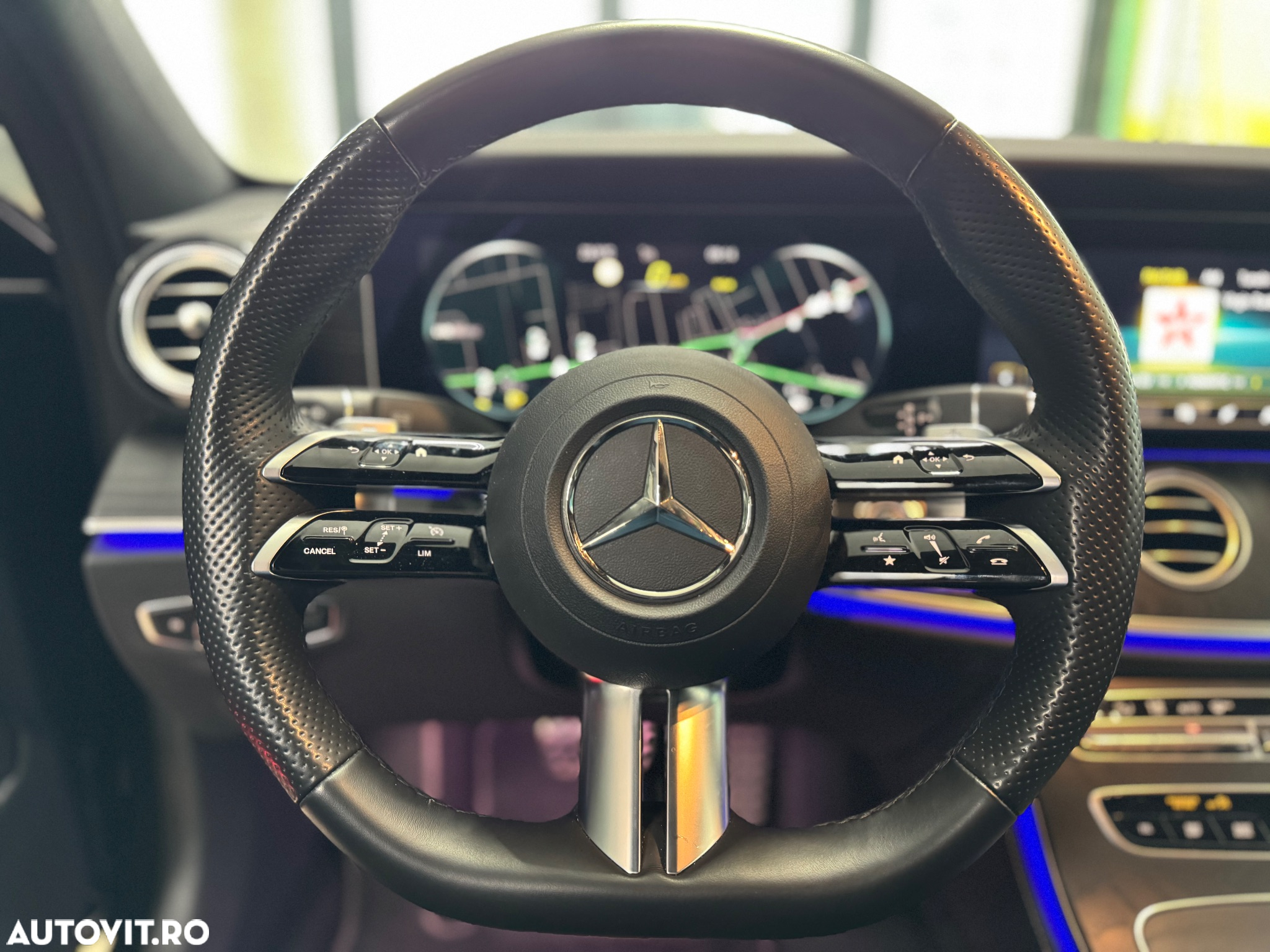 Mercedes-Benz E 300 4Matic 9G-TRONIC AMG Line - 3