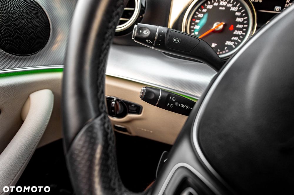 Mercedes-Benz Klasa E 220 d 4-Matic 9G-TRONIC - 24
