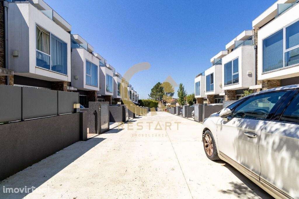 Moradia T5 no Centro de Ermesinde com Áreas Generosas, Jardim e Terraç - Grande imagem: 2/52