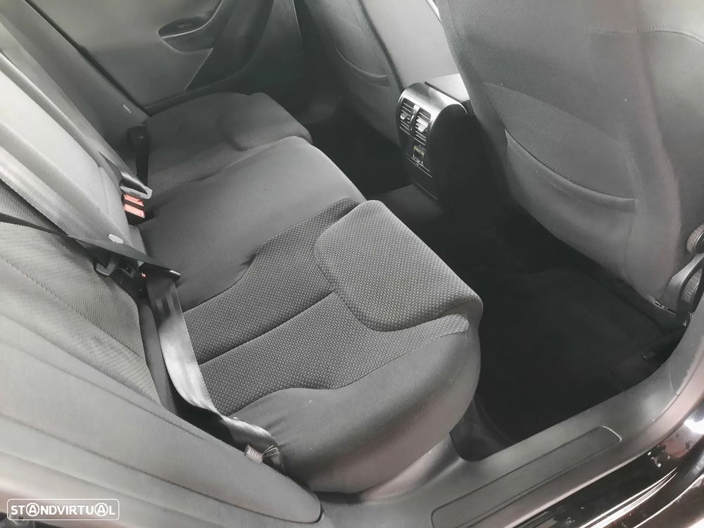 VW Passat Variant 2.0 TDi Confortline - 32