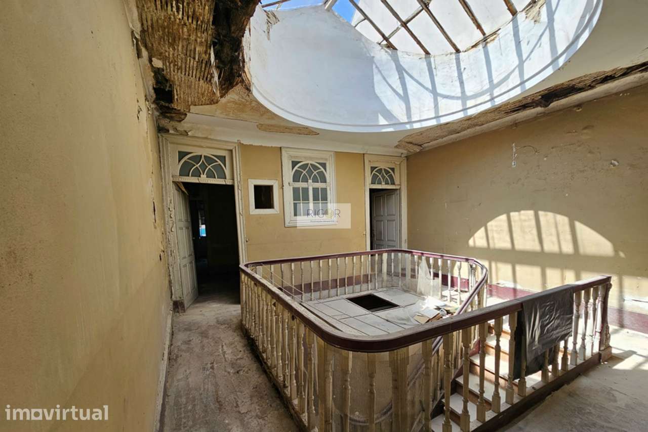 Prédio na baixa do Porto para reconstruir e ampliar - Zona ARU - Grande imagem: 4/26