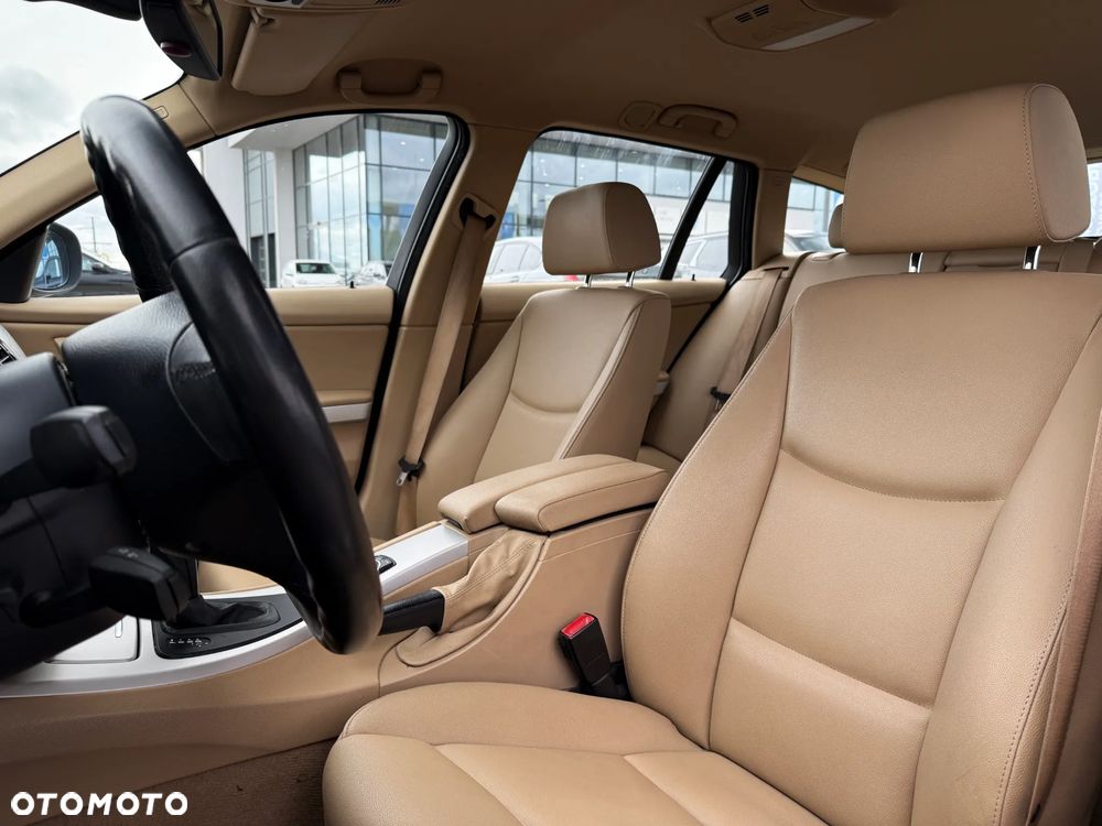 BMW Seria 3 318d Touring Sport Line - 26