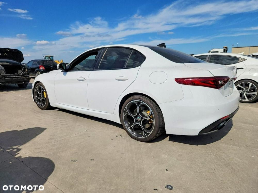 Alfa Romeo Giulia 2021 photo 2