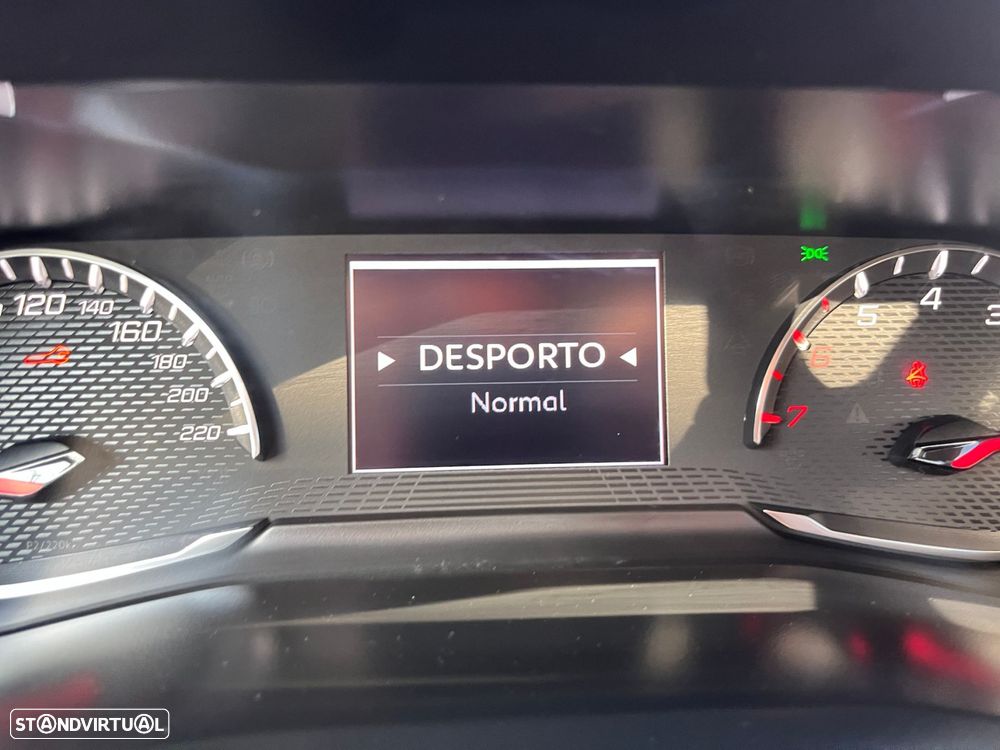 Peugeot 2008 1.5 BlueHDi Allure EAT8 - 33