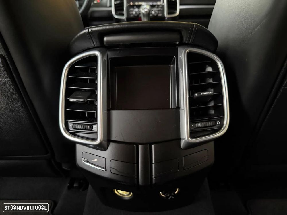 Porsche Cayenne Platinum Edition - 36