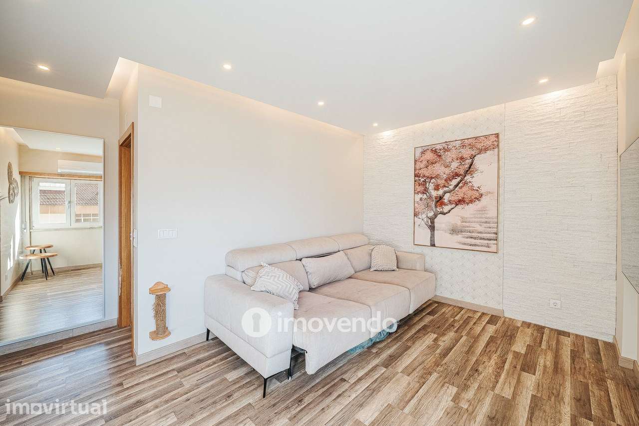 Apartamento T2 remodelado, com arrecadação, no Forte da Casa - Grande imagem: 3/37