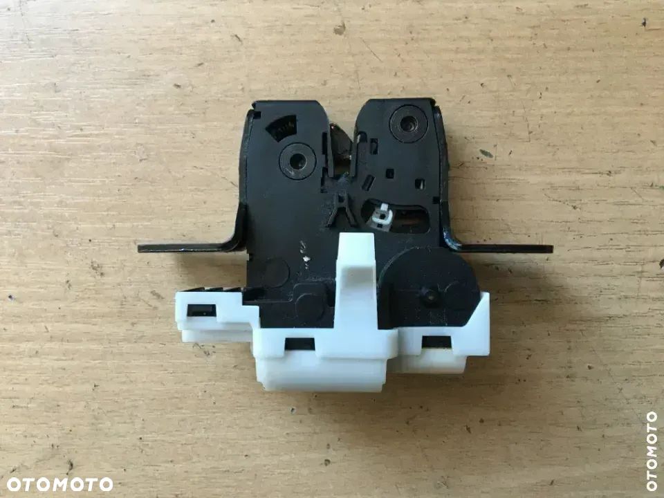 Zamek klapy bagażnika RENAULT CLIO III 8200076240