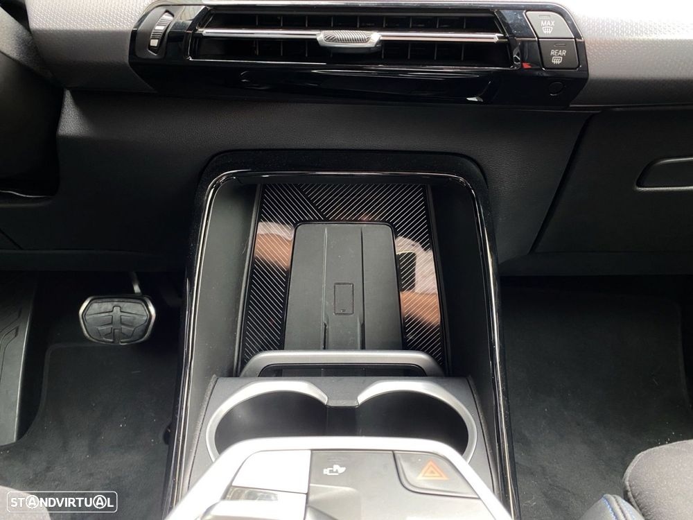 BMW iX1 eDrive20 Pack Desportivo M - 14