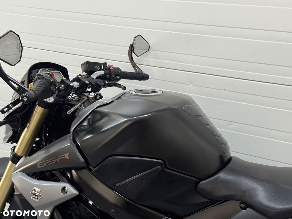 Suzuki GSR - 19
