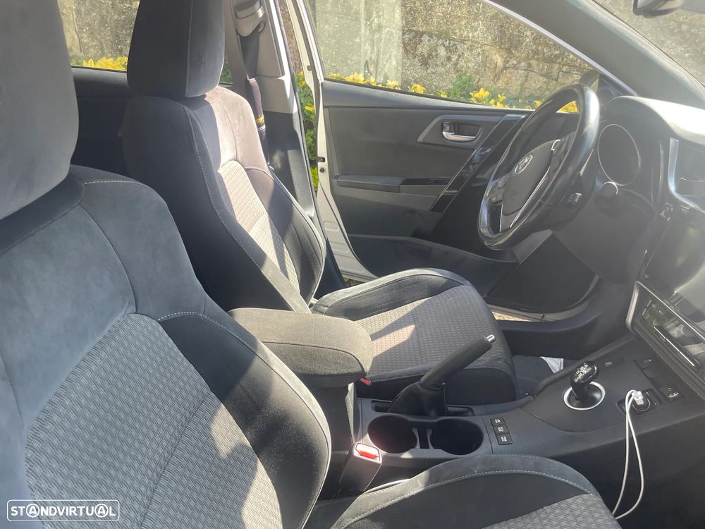 Toyota Auris Touring Sports 1.8 HSD Comfort +P.Techno+P.Sport - 9